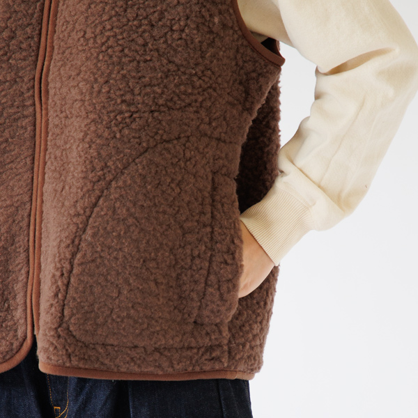 大きめポケットがあるので便利(CHOCOLATE)