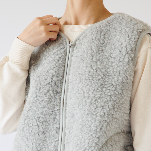 外側はもこもことした質感で保温性も抜群(SILVER)