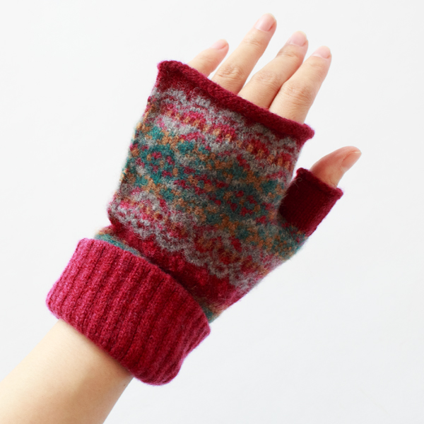 手首を折り返すとアクセントカラーがあらわれます(VELVET)