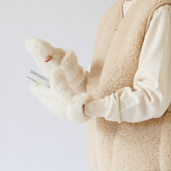 人差し指と中指を出せるので、スマホ操作も楽々(NATURAL) 人差し指と中指を出せるので、スマホ操作も楽々(NATURAL)