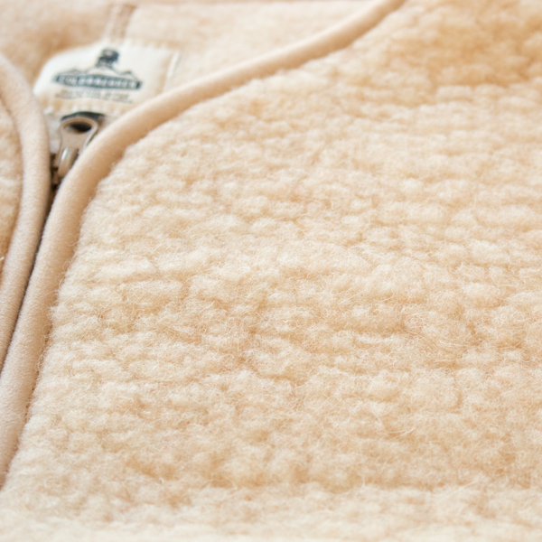 外側はもこもことした質感で保温性も抜群(BEIGE)