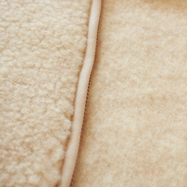 外側はもこもことした質感で保温性も抜群(BEIGE)