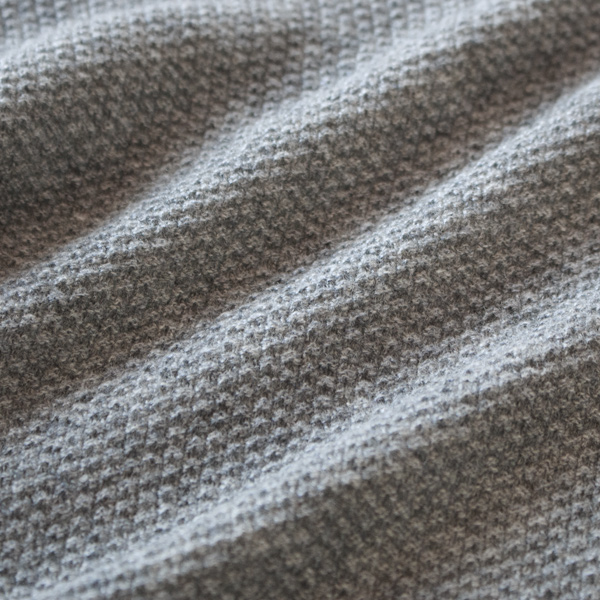 ぽこぽことした編み地が上品(DERBY GREY)