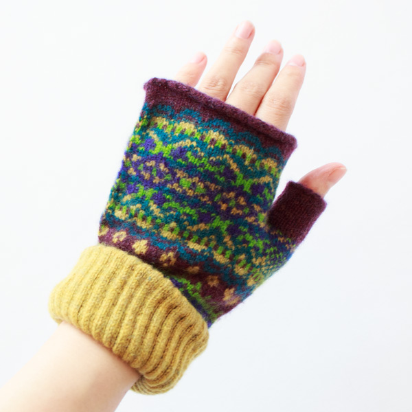 手首を折り返すとアクセントカラーがあらわれます(SIRIUS)