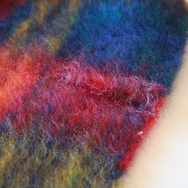 伝統的な製法としてアザミの実による起毛