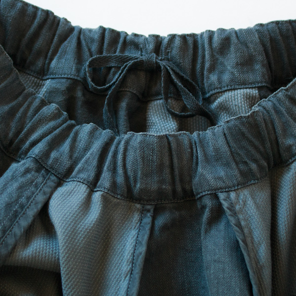 ウエストはゴム+紐でサイズ調整可能(チャコールグレー)