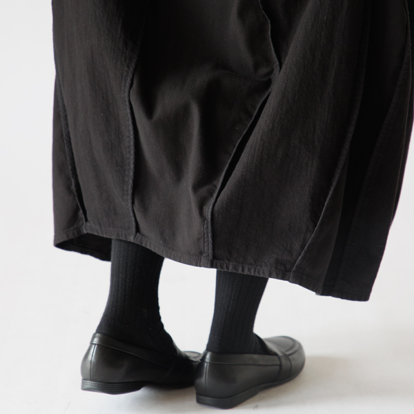 裾の窄まりが可愛らしい(身長163cm・ブラック)