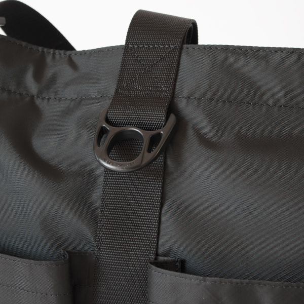 カラビナなどを取り付けられます(BLK)