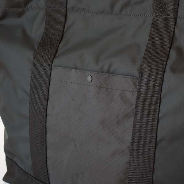 裏面にもチケットなどを入れられるポケットが一つ(BLK)