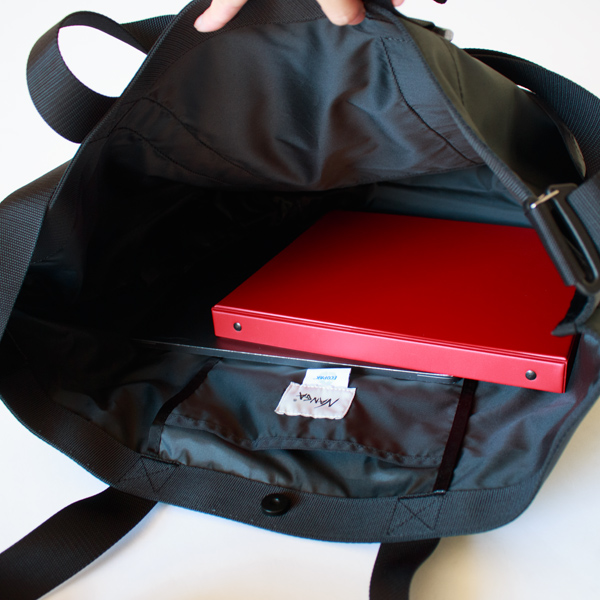 A4も余裕を持って収納できるサイズです(BLK)