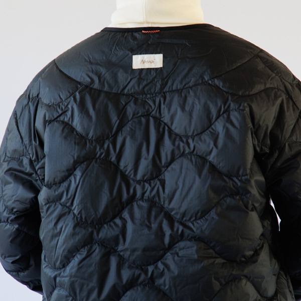 首元と袖は、アウタージャケットに固定できるループ紐がついています(CHA WM) 首元と袖は、アウタージャケットに固定できるループ紐がついています(CHA WM)