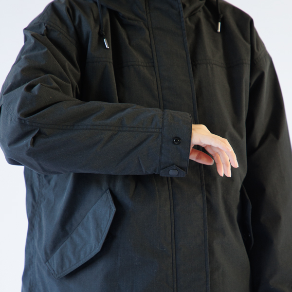 袖はボタンで絞れます・身長163cm(CHA WM) 袖はボタンで絞れます・身長163cm(CHA WM)