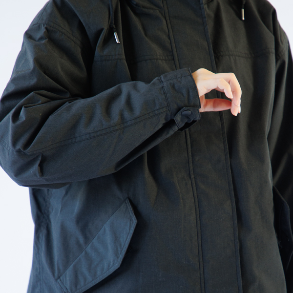 袖はボタンで絞れます・身長163cm(CHA WM) 袖はボタンで絞れます・身長163cm(CHA WM)