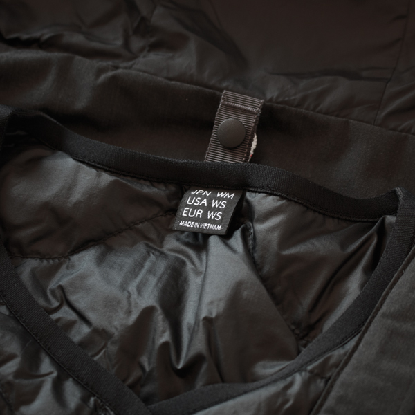 首元と袖は、アウタージャケットに固定できるループ紐がついています(CHA WM) 首元と袖は、アウタージャケットに固定できるループ紐がついています(CHA WM)