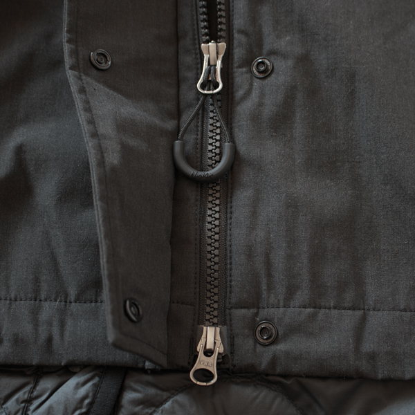 開閉しやすいファスナーとスタップボタン・身長163cm(CHA WM) 開閉しやすいファスナーとスタップボタン・身長163cm(CHA WM)