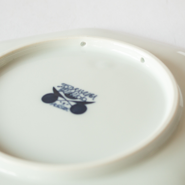 イヤープレートは紐を通して壁に掛けることも可能です イヤープレートは紐を通して壁に掛けることも可能です