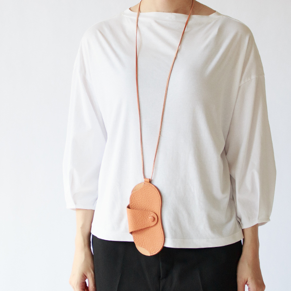 首にかけているので、いざという時にメガネを気軽に出したりしまったりできる(NATURAL) 首にかけているので、いざという時にメガネを気軽に出したりしまったりできる(NATURAL)