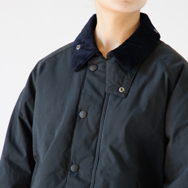 襟とボディのカラーは同系色で、タウンユースもしやすいスマートな印象 (NAVY/36)