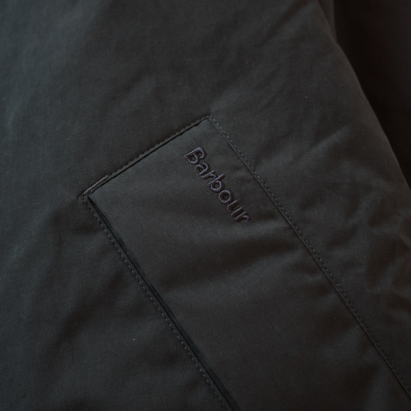 ポケットにあしらわれたロゴ (NAVY/36)