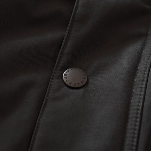 ジップに加えて、スナップボタンで風をシャットアウト (NAVY/36)