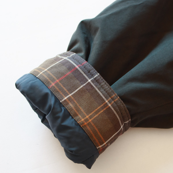  袖裏にはバブアーお馴染みのタータンチェックがあしらわれています(NAVY/36)