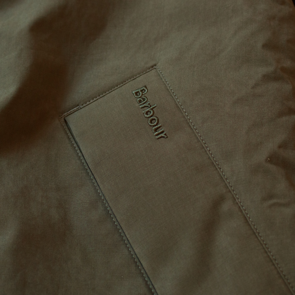  ポケットにあしらわれたロゴ(OLIVE/36)