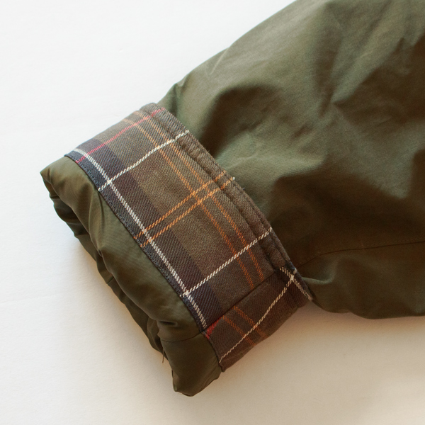 裏地にはバブアーの伝統の証であるハウスタータンチェックがあしらわれて (OLIVE/36)