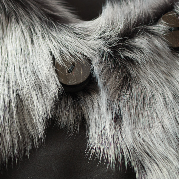 ボタンで留める仕様になっています。(BRISA TOSCANA BLACK)