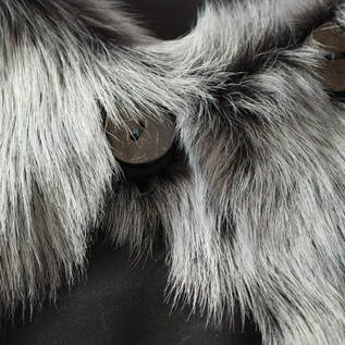 ボタンで留める仕様になっています。(BRISA TOSCANA BLACK) ボタンで留める仕様になっています。(BRISA TOSCANA BLACK)