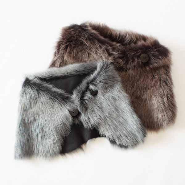 色は、あらゆるシーンで使いやすいEBONYとBLACKの2色をご用意しています。