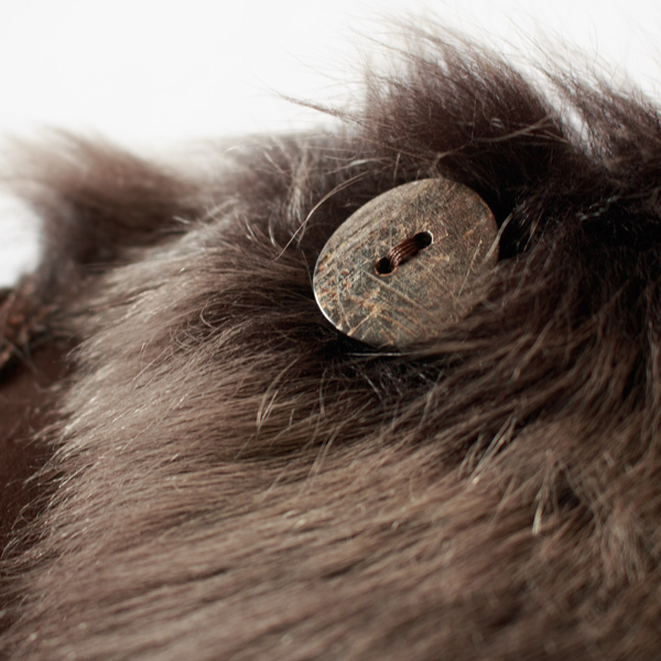 ボタンで留められます。(BRISA TOSCANA EBONY)