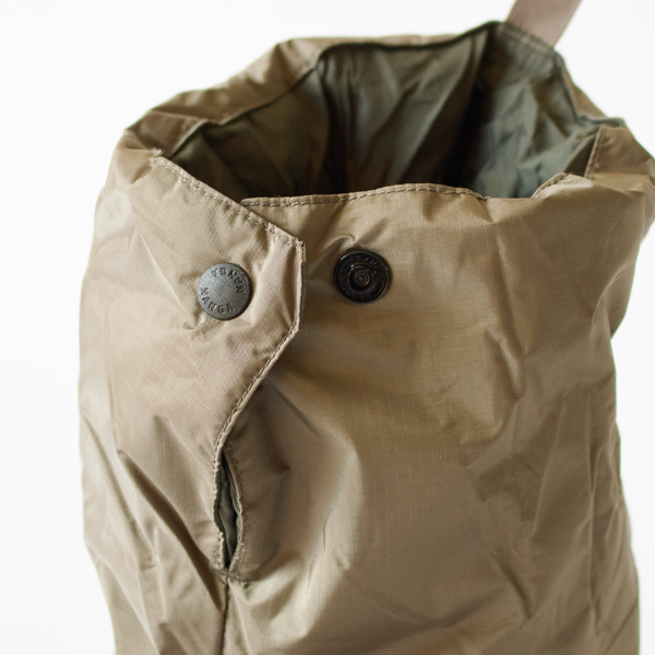 前面にボタンが付いているので脱ぎ履きも楽に 前面にボタンが付いているので脱ぎ履きも楽に