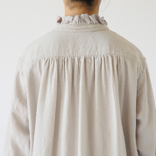 ヨーク下のたっぷりとしたギャザー(身長163cm・GREIGE) ヨーク下のたっぷりとしたギャザー(身長163cm・GREIGE)