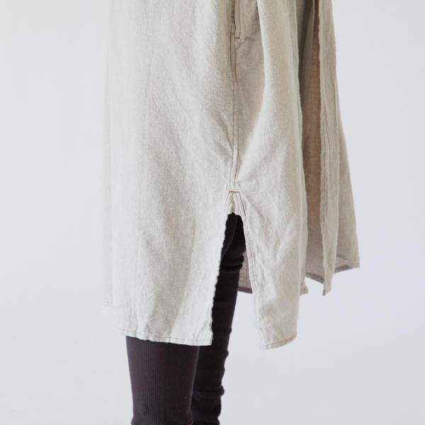 両脇裾にスリットがあります(身長163cm・GREIGE) 両脇裾にスリットがあります(身長163cm・GREIGE)