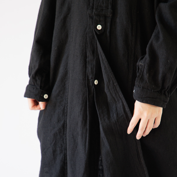 最下部のボタンは比翼仕様(身長163cm・BLACK) 最下部のボタンは比翼仕様(身長163cm・BLACK)