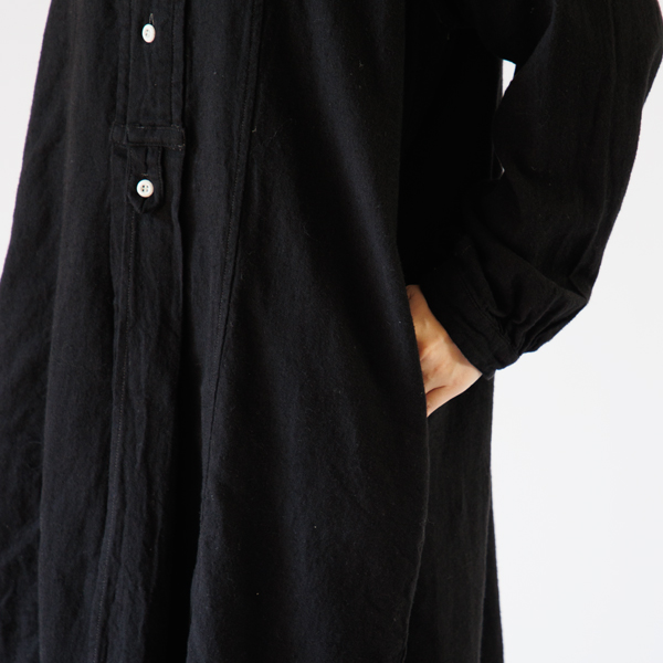 両脇にシームポケットがあります(身長163cm・BLACK) 両脇にシームポケットがあります(身長163cm・BLACK)