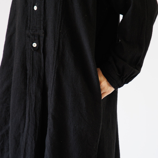 両脇にシームポケットがあります(身長163cm・BLACK) 両脇にシームポケットがあります(身長163cm・BLACK)