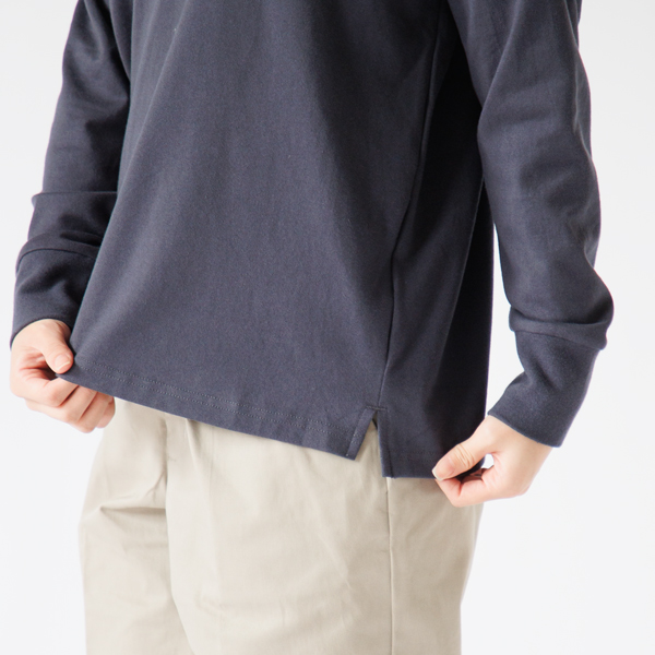 両脇に小さなスリット有り(身長163cm・CHARCOAL)