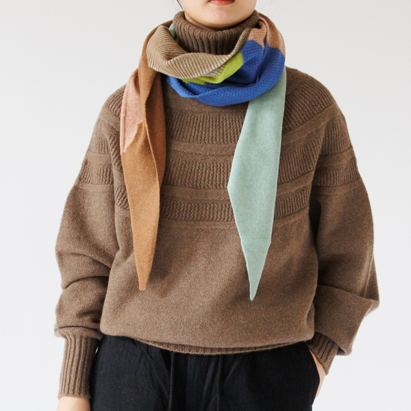 広げると台形の形をしたマフラー