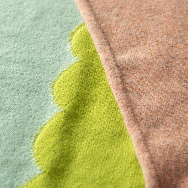 巻き方で色の重なりを楽しめます