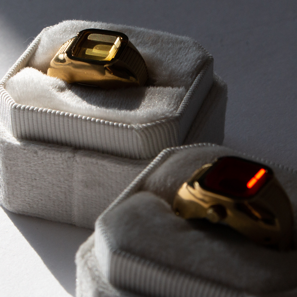 光を受ける様子が美しい、カラーガラスの風防 光を受ける様子が美しい、カラーガラスの風防