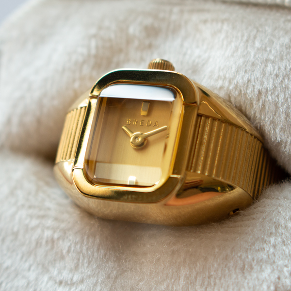 ゴールドで統一、華やかな「1755a」 ゴールドで統一、華やかな「1755a」