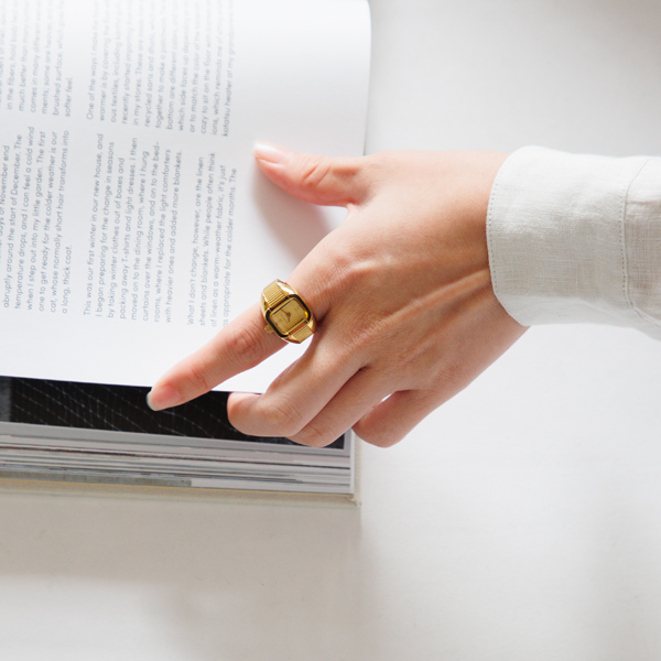 さりげなく時間を確認できます(1755a) さりげなく時間を確認できます(1755a)