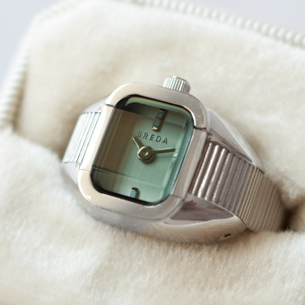 「1755b」は光を受けると青みがかったグレーに 「1755b」は光を受けると青みがかったグレーに