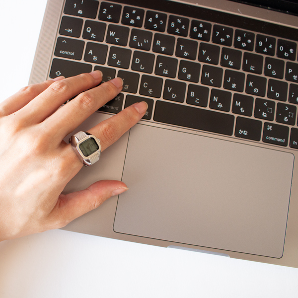 仕事の合間に時間を確認できます(1755b) 仕事の合間に時間を確認できます(1755b)