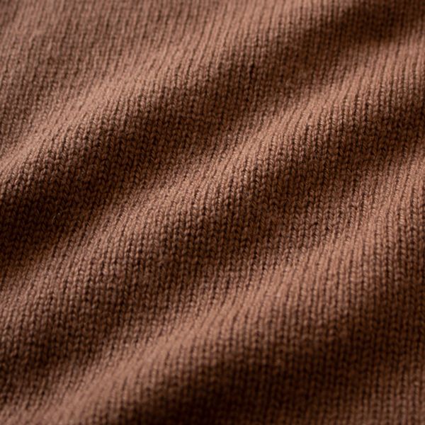 紡毛特有の柔らかさや空気を含んだようなふくらみのあるニット（L.BROW）