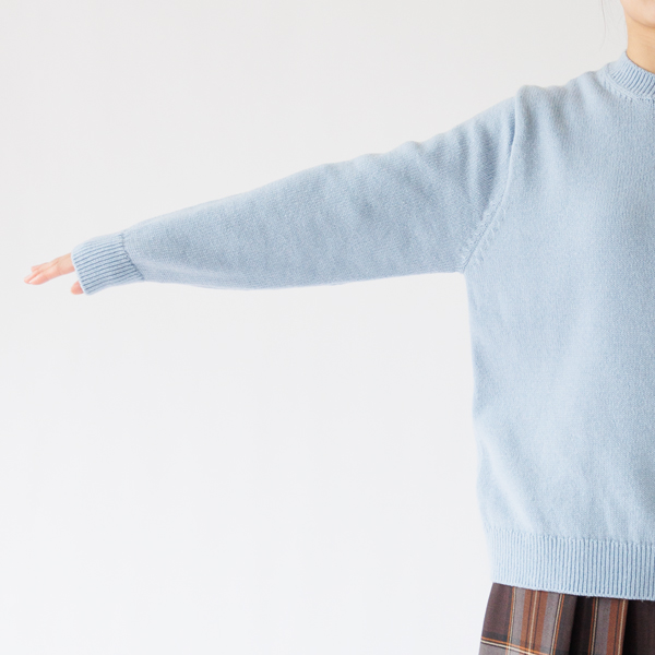 肩の落ちすぎないノーマルフィットで、ゆとりを持たせたシルエット