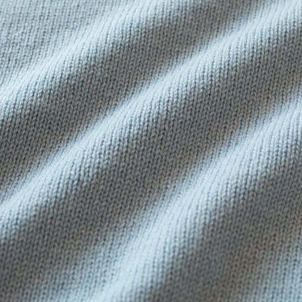 紡毛特有の柔らかさや空気を含んだようなふくらみのあるニット（SAX）