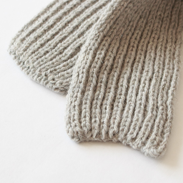 マフラー部分は垂らしても結んでも可愛らしい(LT GRAY)