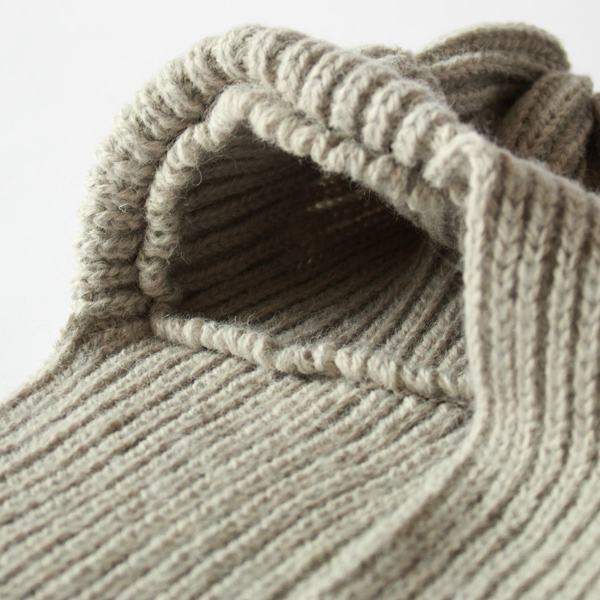 ハリと弾力があり、立体的なシルエット(LT GRAY)